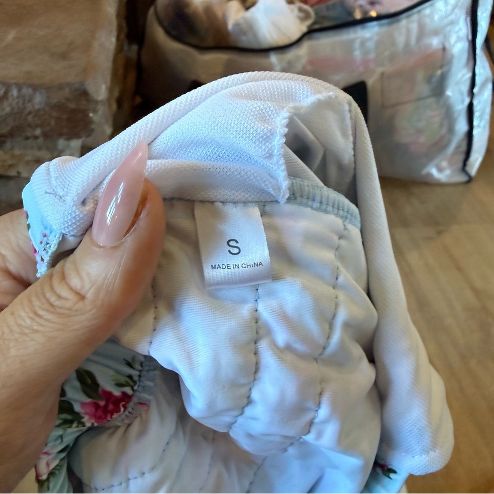 Floral Ruffle Baby Romper w/ Matching Headband – Size S (Approx 12–18M) - Picture 5 of 5